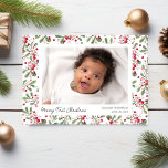 初めてのクリスマスメリー写真、果実と緑 シーズンポストカード<br><div class="desc">この甘くてクラシックの休日の葉書は、フェスティバルの水の色のベリーと緑の背景に生まれたばかりの対してフォトセットであなたの初めてのクリスマスをハイライト表示。ホリカスタマイズートリカードの真の一つのためのフロントとバックの文字(短いノートのための宇宙がある)。家族や友人にとって完璧な形見！写真提供： Michal Robak</div>
