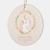初めてのクリスマスユニコーンフローラリース名前をカスタムする セラミックオーナメント (左)