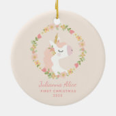 初めてのクリスマスユニコーンフローラリース名前をカスタムする セラミックオーナメント (裏面)