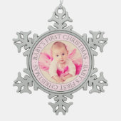 初めてのクリスマスライトピンクカスタムのベビーガール写真 スノーフレークピューターオーナメント (正面)