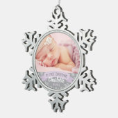 初めてのクリスマスラベンダーパープルベビーガール写真 スノーフレークピューターオーナメント (右)