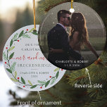 初めてのクリスマスリース結婚植物写真 セラミックオーナメント<br><div class="desc">このオーナメントとのカップルとして結婚した初めてのクリスマスの魔法をキャプチャパーソナライズされたする。フロントは美しい植物性のクリスマスリースを展示し、バックは心温まる写真を備え結婚て、あなた自身の特別なイメージに簡単に置き換えることができる。おカスタマイズ前の名と名と日を持つオーナメント結婚は、長年にわたって大切にされユニークる本当の記念の品を作り出す来こと。あなたつるの特別な日の思い出として、あなたの愛とコミットメントのシンボルとしてまたはそれを愛する人に贈る。このオーナメントはミスターとミッズとしての初めてのクリスマスに完璧な方法であり、永続的な思い出を作成する。</div>