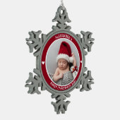 初めてのクリスマスレッドベビー写真パーソナライズされた スノーフレークピューターオーナメント (左)