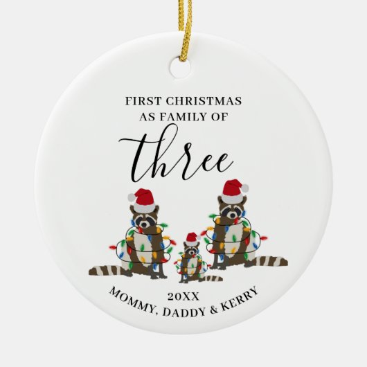 初めてのクリスマス三匹のかわいいラクーンの家族 セラミックオーナメント (正面)