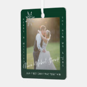 初めてのクリスマス夫妻の写真カップル緑 メタルオーナメント (正面左)