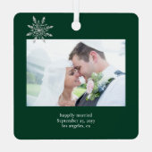 初めてのクリスマス夫妻の写真カップル緑 メタルオーナメント (裏面)