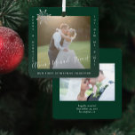 初めてのクリスマス夫妻の写真カップル緑 メタルオーナメント<br><div class="desc">ミニマモダンリストと新しいMrとMrsの新婚カップルの写真の両面パーソナライズされたトレンディー手書きシグネチャースタイルグレーの書道スクリプトとスノーフレークとメリー、緑のクリスマスツリーのオーナメントテンプレートを維持する。            テキストと写真で両面にパーソナライズする簡単。</div>