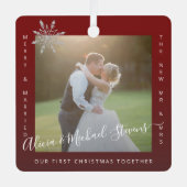 初めてのクリスマス夫妻の写真カップル赤 メタルオーナメント (正面)
