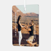 初めてのクリスマス夫妻の写真 メタルオーナメント (正面左)