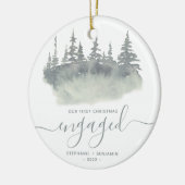 初めてのクリスマス婚約したウッドランドセージ緑のスクリプト セラミックオーナメント (左)
