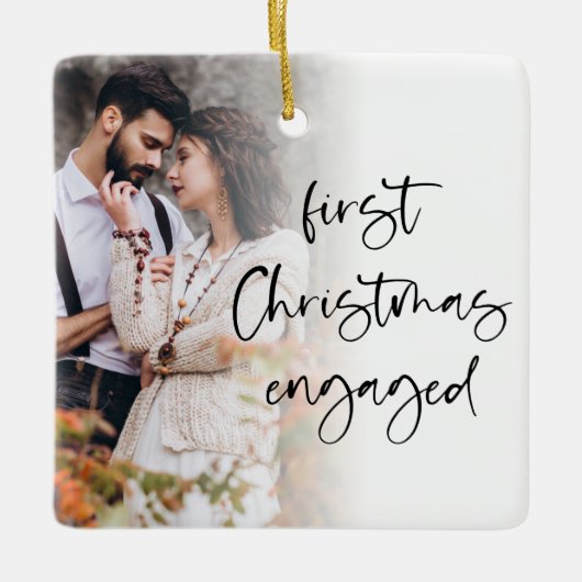 初めてのクリスマス婚約したカスタムフォトオーバーレイ セラミックオーナメント (正面)