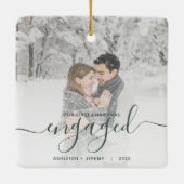 初めてのクリスマス婚約したカスタムフォトグリーンスクリプト セラミックオーナメント (裏面)