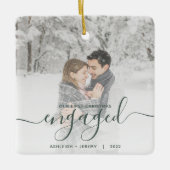 初めてのクリスマス婚約したカスタムフォトグリーンスクリプト セラミックオーナメント (正面)