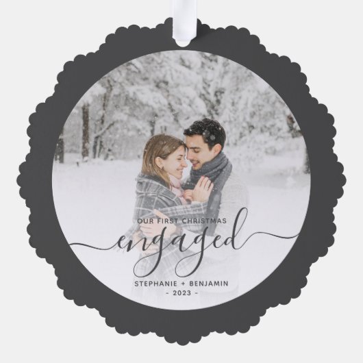 初めてのクリスマス婚約したカスタムフォトグレースクリプト オーナメントカード (裏面)