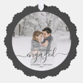 初めてのクリスマス婚約したカスタムフォトグレースクリプト オーナメントカード (正面)