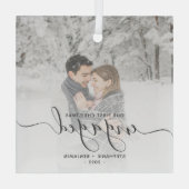 初めてのクリスマス婚約したカスタムフォトグレースクリプト ガラスオーナメント (裏面)