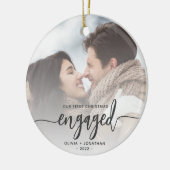 初めてのクリスマス婚約したカスタムフォトグレースクリプト セラミックオーナメント (左)