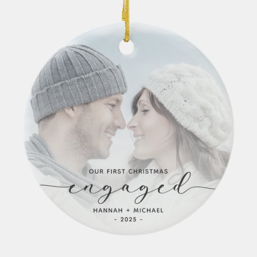 初めてのクリスマス婚約したカスタムフォトグレースクリプト セラミックオーナメント (裏面)