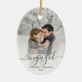 初めてのクリスマス婚約したカスタムフォトグレースクリプト セラミックオーナメント (正面)