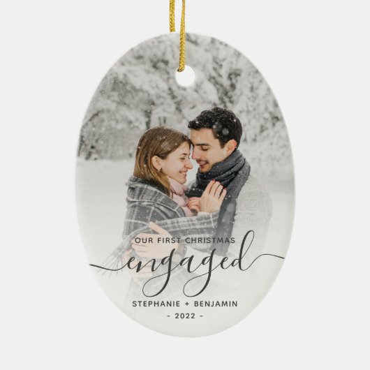 初めてのクリスマス婚約したカスタムフォトグレースクリプト セラミックオーナメント (裏面)