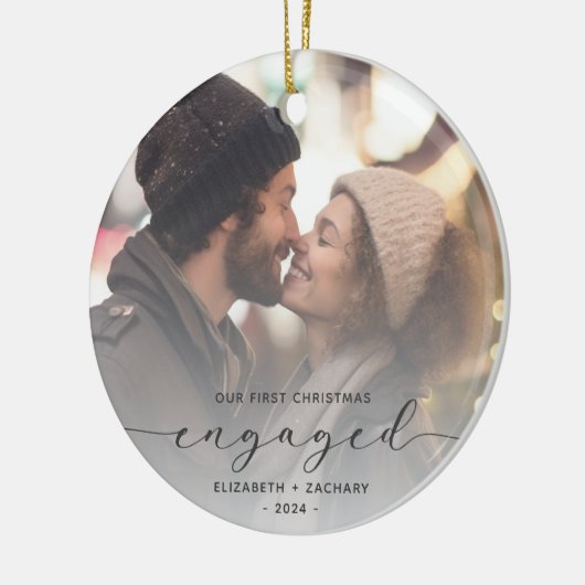 初めてのクリスマス婚約したカスタムフォトグレースクリプト セラミックオーナメント (左)
