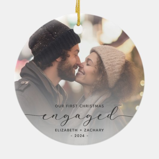 初めてのクリスマス婚約したカスタムフォトグレースクリプト セラミックオーナメント (裏面)
