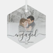 初めてのクリスマス婚約したカスタムフォトブラックスクリプト ガラスオーナメント (正面)