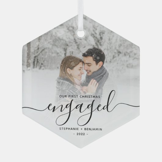初めてのクリスマス婚約したカスタムフォトブラックスクリプト ガラスオーナメント (正面)