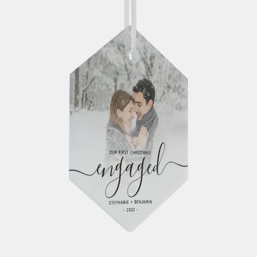 初めてのクリスマス婚約したカスタムフォトブラックスクリプト ガラスオーナメント (正面右)