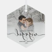 初めてのクリスマス婚約したカスタムフォトブラックスクリプト ガラスオーナメント (裏面)