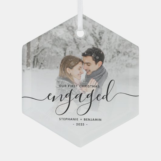 初めてのクリスマス婚約したカスタムフォトブラックスクリプト ガラスオーナメント (正面)