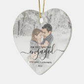 初めてのクリスマス婚約したカスタムフォトブラックスクリプト セラミックオーナメント (左)