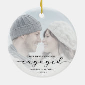 初めてのクリスマス婚約したカスタムフォトブラックスクリプト セラミックオーナメント (裏面)