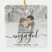初めてのクリスマス婚約したカスタムフォトブラックスクリプト セラミックオーナメント (正面)
