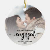 初めてのクリスマス婚約したカスタムフォトブラックスクリプト セラミックオーナメント (正面)