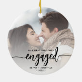 初めてのクリスマス婚約したカスタムフォトブラックスクリプト セラミックオーナメント (裏面)
