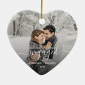 初めてのクリスマス婚約したカスタムフォトホワイトスクリプト セラミックオーナメント (裏面)