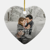 初めてのクリスマス婚約したカスタムフォトホワイトスクリプト セラミックオーナメント (裏面)