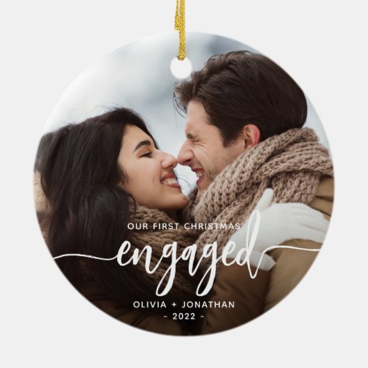 初めてのクリスマス婚約したカスタムフォトホワイトスクリプト セラミックオーナメント (裏面)