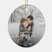 初めてのクリスマス婚約したカスタムフォトホワイトスクリプト セラミックオーナメント (左)