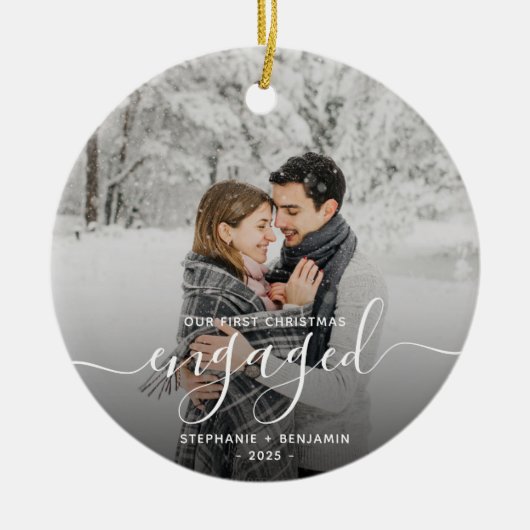 初めてのクリスマス婚約したカスタムフォトホワイトスクリプト セラミックオーナメント (正面)