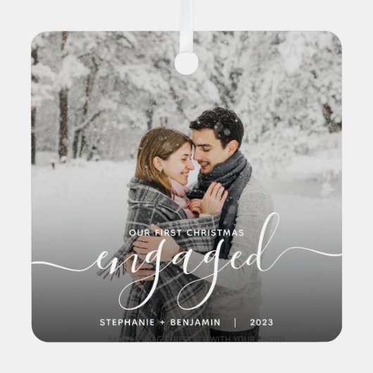 初めてのクリスマス婚約したカスタムフォトホワイトスクリプト メタルオーナメント (正面)