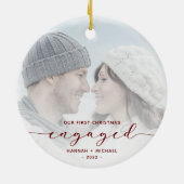 初めてのクリスマス婚約したカスタムフォトレッドスクリプト セラミックオーナメント (裏面)
