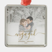 初めてのクリスマス婚約したカスタムフォト金ゴールドスクリプト メタルオーナメント (正面)