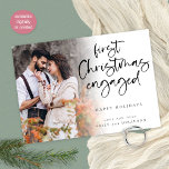 初めてのクリスマス婚約したカスタム写真 シーズンカード<br><div class="desc">初めてのクリスマス婚約したカスタム写真。あなたの祝婚約に従って初めてのクリスマスに素敵。あいさよくはしゃぐつ文と名前でパーソナライズするヘッダー文字と簡単の設定スクリプト。サンプル写真を自分で置き換える。グラデーションのオーバーレイ層は写真の上にあり、文字の一部を上に重ねて中央に到達するとフェードアウトする。</div>