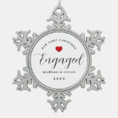 初めてのクリスマス婚約したカップルスクリプトKeepsake スノーフレークピューターオーナメント (正面)