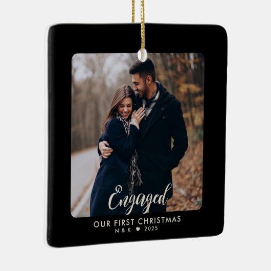 初めてのクリスマス婚約したカップルパーソナライズされた写真 セラミックオーナメント (右)