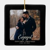 初めてのクリスマス婚約したカップルパーソナライズされた写真 セラミックオーナメント (裏面)