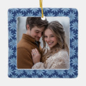 初めてのクリスマス婚約したカップルフォトポインセチア セラミックオーナメント (正面)