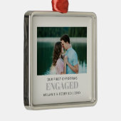 初めてのクリスマス婚約したカップル写真グレー メタルオーナメント (右)
